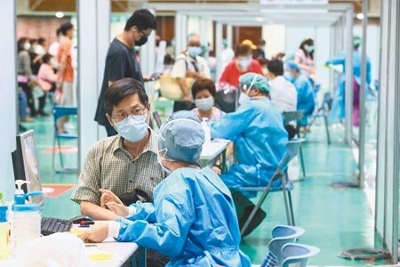 中央預約系統12日下午5點結束登記,共有284萬8778人完成,其中只登記莫德納的占6成。圖為新北接種疫苗情形。(鄧博仁攝)