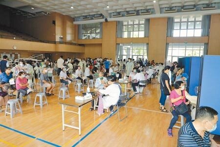 莫德納疫苗開打後,台南市已有3人疑似接種疫苗後死亡。圖為台南市設置大型疫苗接種站,非新聞當事人。(本報資料照片)
