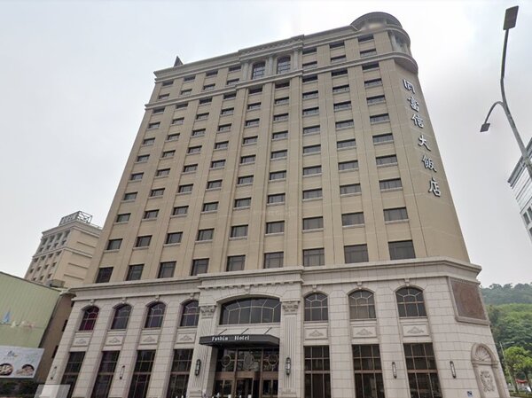 皇鼎建設位於汐止的「富信大飯店」，上周末以18.5億賣給東立物流公司。圖／取自google maps