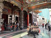 微解封　多數寺廟仍禁入內參拜