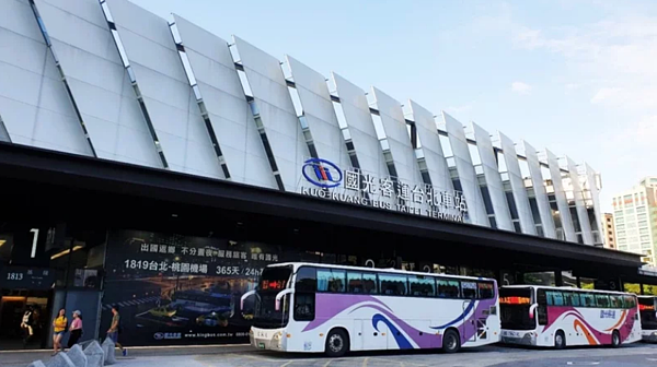 國光客運結合富邦保代提供疫苗險,理賠保障最高可達十萬元,希望藉此讓乘客安心搭乘。圖/國光客運提供