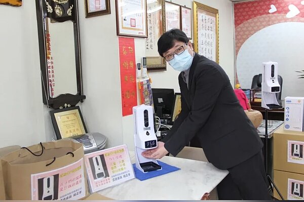 許多賣場架起可量測手溫順便噴出酒精消毒的機器。圖/聯合資料照