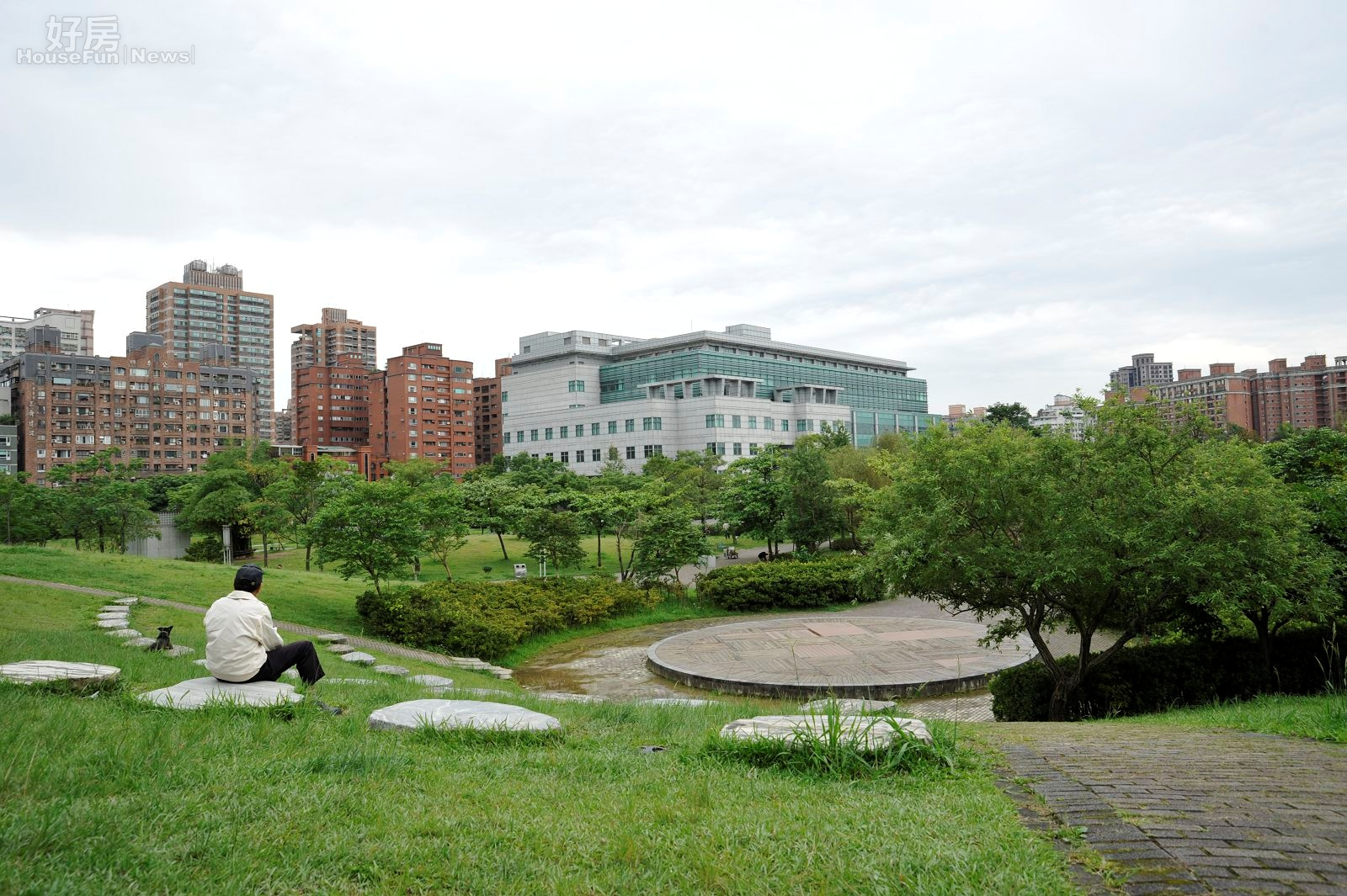 永安公園,永安生活圈,四號公園,遛狗,看房,公園宅,捷運永安站。(好房News記者 陳韋帆/攝影)