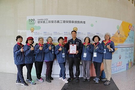 東華里環保志工隊曾獲台北市環保局環保獎章表揚。圖／袁大祥提供	