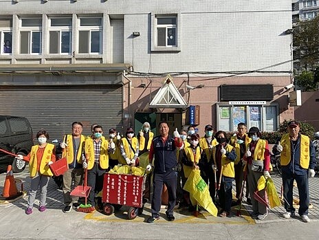 東華里設有環保志工隊，協助維護環境整潔。圖／袁大祥提供	