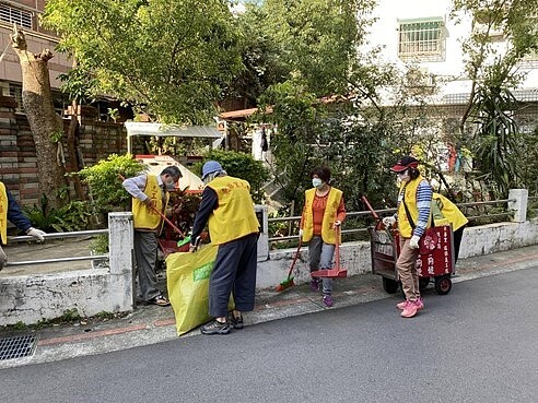 東華里環保志工隊正在打掃里上環境。圖／袁大祥提供	