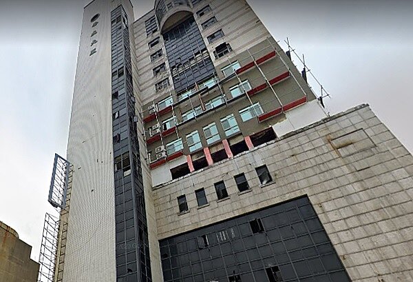 近日因火災釀成傷亡的彰化市喬友大廈,根據內政部公布的實價揭露資訊,今年1月的13、14樓戶交易,總價4000萬元,創下2020年以來彰化市大樓產品的新高價。圖/google map