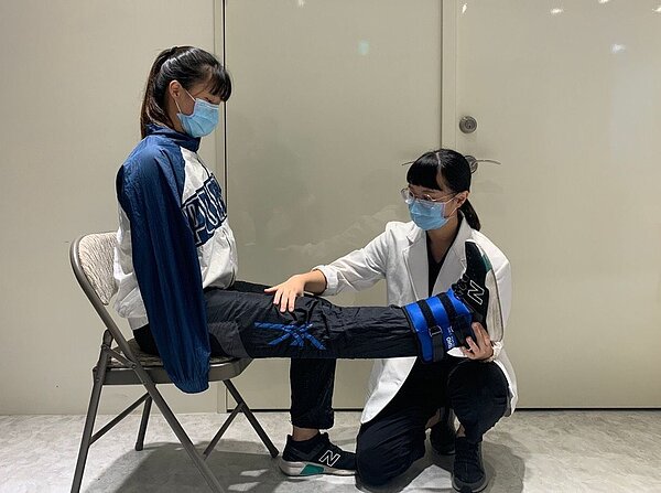 醫師趙明哲建議,迎接微解封,宅在家也能超前部署,透過股四頭肌漸進式抗阻力訓練,增強膝關節健康。圖/醫師趙明哲提供