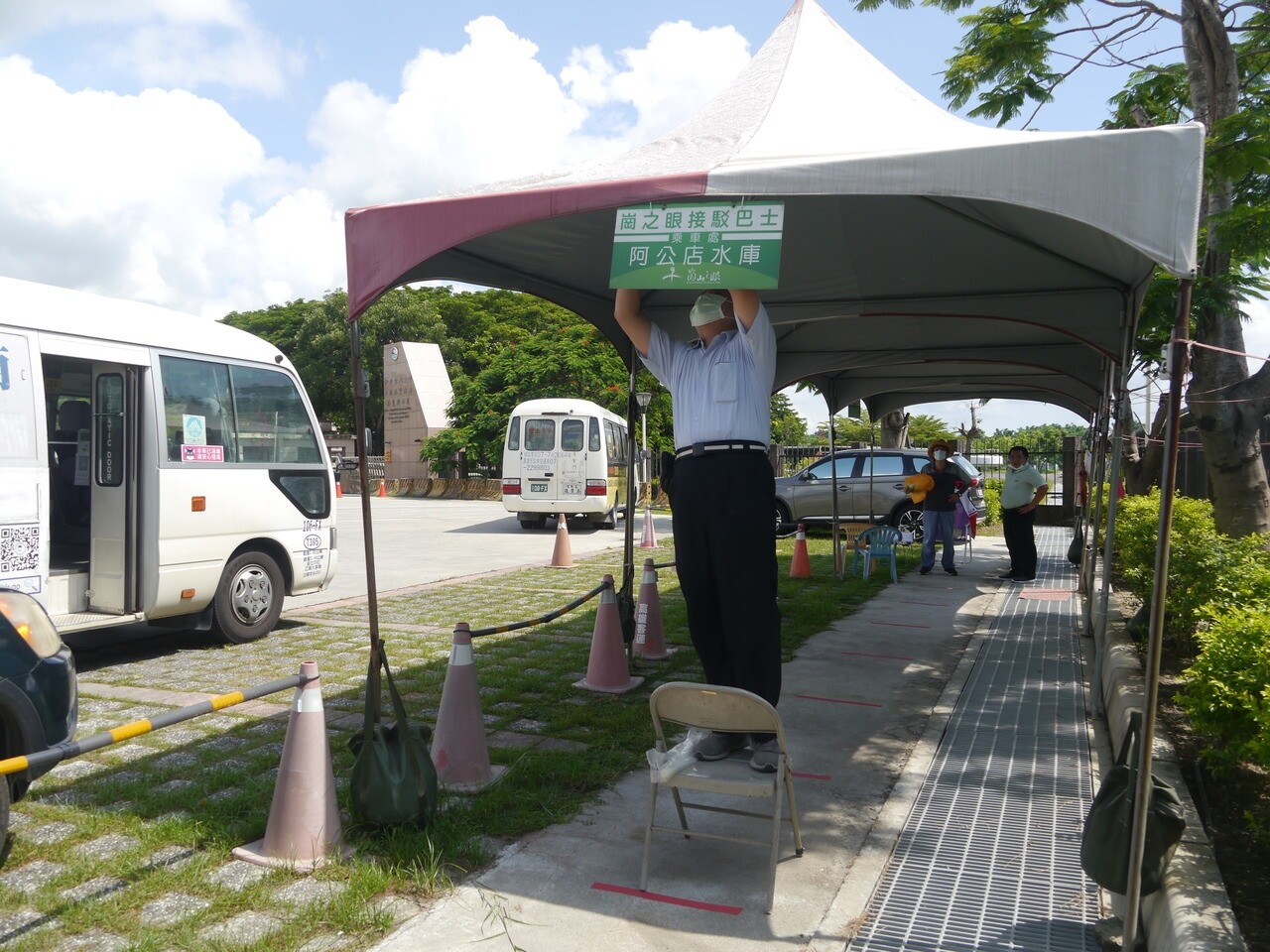 崗山之眼園區停車位有限，遊客必須在阿公店水庫搭乘接駁車上山，今天剛微解封，開園一個多小時還沒有人搭車。記者徐白櫻／攝影