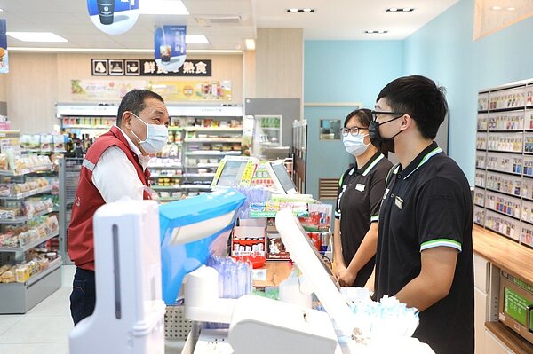 侯友宜受訪表示,四大超商每個月大概以往100多件免費取餐,結果在六月份疫情這段時間,竟然高達4,664件,相差了將近40倍。新北市府