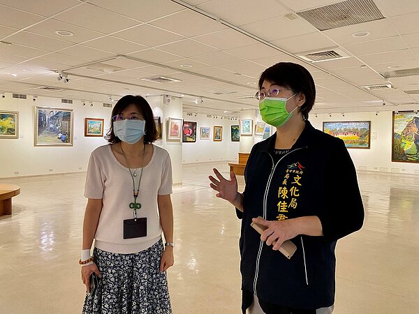 台中市各文化中心展覽室採「預約制」開放民眾進館參觀，每個參觀時段為2小時，時段容留人數以100人為限。圖／台中市政府提供