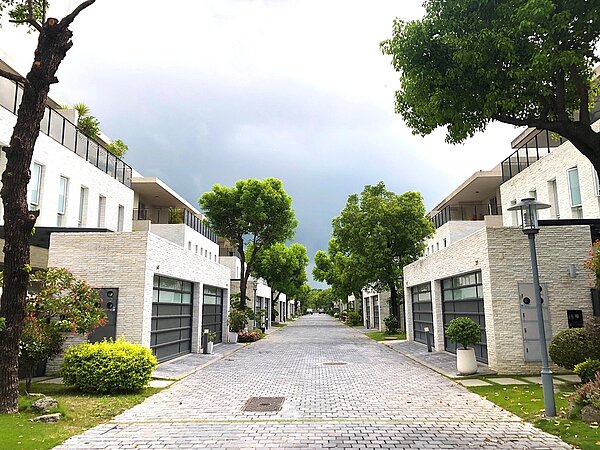 高雄市疫情前後購屋比例,住宅大樓微幅減少0.8個百分點,反觀透天產品不僅增加2.2個百分比、交易量增長逾1成,尤以具低密度及開闊環境的市郊透天別墅最受矚目。圖/業者提供