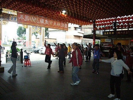 北投區福興里帶領長輩運動。圖/截自臉書「蔡柳池」