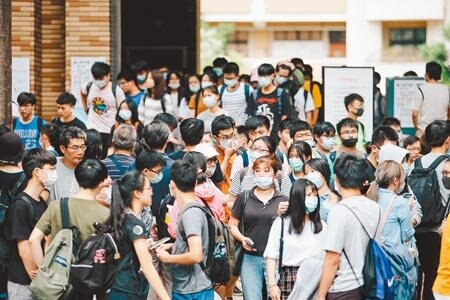確診生不能參加今年指考,招聯會昨提出補救3方案。圖為2020年大學指考。圖/中時報系資料照