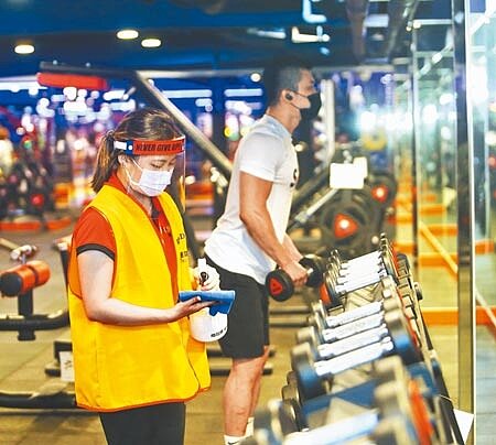 新冠肺炎國內疫情趨緩，13日起健身房微解封，知名健身品牌World Gym配合中央做好防疫措施，會員全程需戴口罩，員工在會員使用過器具後立即消毒，杜絕疫情產生。（陳怡誠攝）