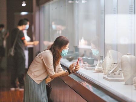 新冠肺炎國內疫情趨緩13日起「微解封」,故宮也開館採預約制,一天兩場次,每次僅限100人入場。廣大的展廳,只有少數民眾參觀。(王英豪攝)