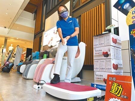 三級警戒期間,民眾無法前往健身房運動,因此掀起居家防疫運動潮。(蔡旻妤攝)