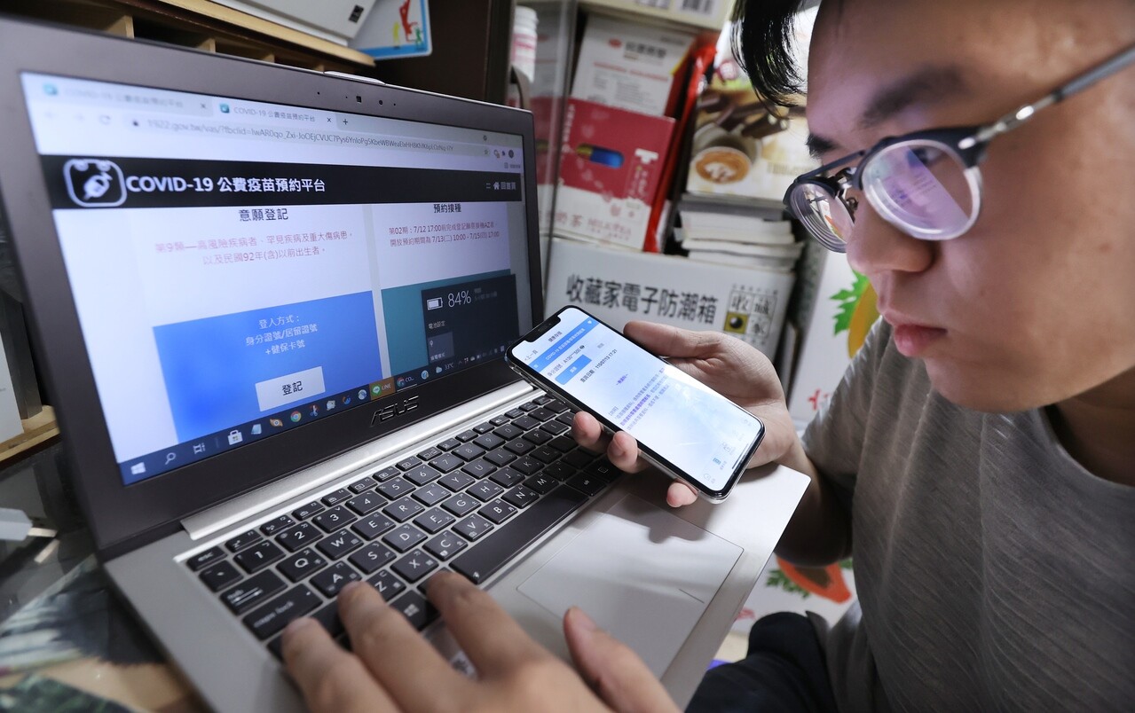 新冠肺炎疫苗接種預約平台,昨天無預警開放十八歲以上族群進行意願登記,首日出現大當機,狀況百出。記者曾學仁/攝影