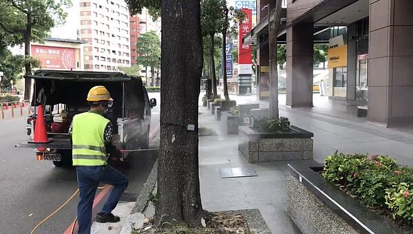 台中13日新增1確診者，與彰化確診者同屬橫跨中部縣市的特殊社交圈；彰化確診者曾到新光三越台中店，清潔隊員11日加強清消。圖／台中市環保局提供