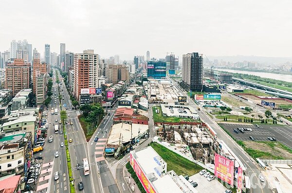 市府推出的都更二箭1.0共有81案申請,預計3萬8925坪公益回饋空間,可創造2714億都更價值。圖/新北市城鄉局提供