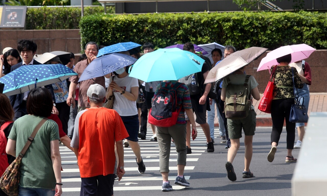 氣象局提醒，今天起各地天氣開始不穩定，但氣溫一樣炎熱。圖／聯合報系資料照片 