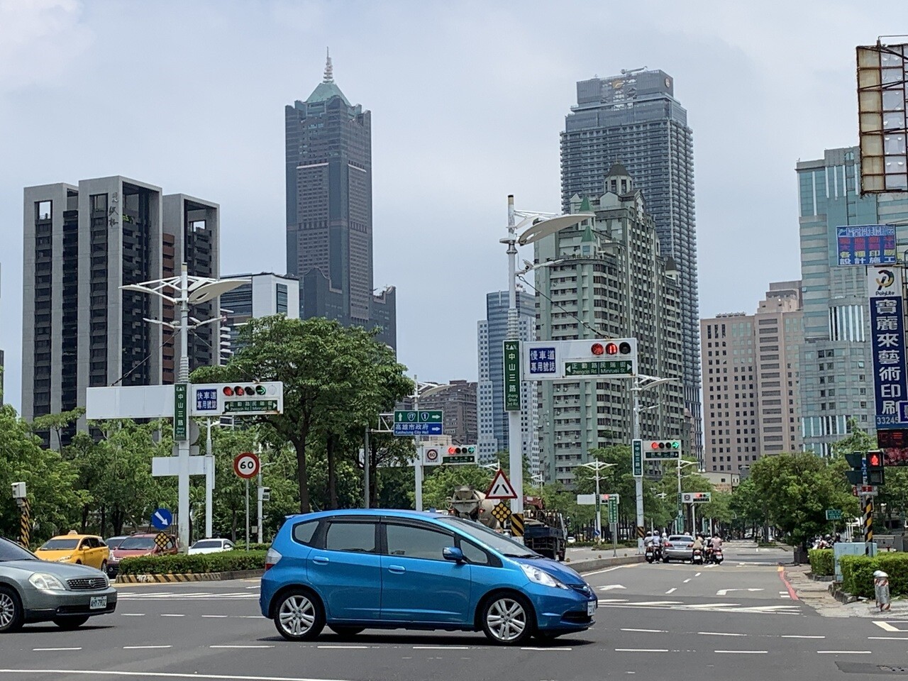 13日是微解封首日，高雄市交通局觀察，市區車流量比日前三級警戒期間增加約3成。記者曹亞沿／攝影