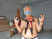 彰化萬磁王超狂　8公斤磁磚吸上身