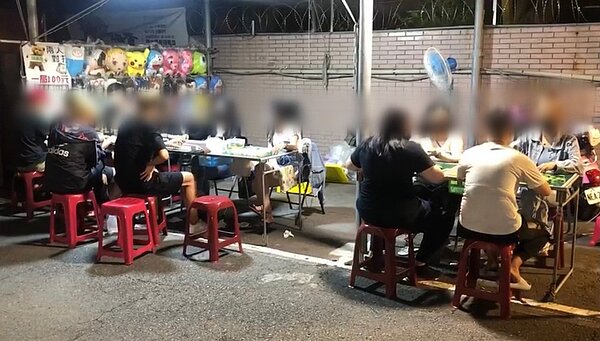 台南市大東夜市12日晚恢復營業,有12人群聚玩麻將賓果,市府將依違反傳染病防治法對業者、攤商開罰。記者鄭維真/翻攝