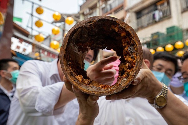 行政院長蘇貞昌13日到基隆了解自來水管線汰換情形,看到舊管內緣積垢頗為訝異。圖/自來水公司第一區管理處提供