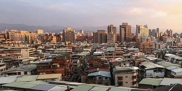 房地合一稅7月上路引爆賣方「逃命潮」，買方趁機進場新屋入荷，使多家大型行庫的房貸業務6月幾乎全面爆大量。圖／中時報系資料照