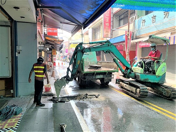 南投埔里第三市場商圈自來管線老舊，今起全面汰換，預計9月中旬完工。圖／台水公司第四區處提供
