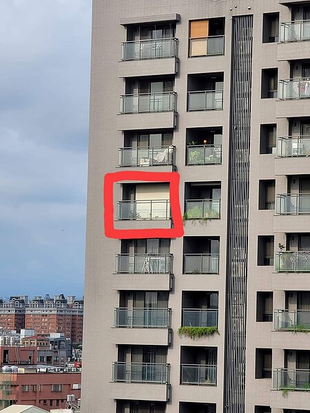 高樓層大樓陽台裝鐵捲門,用途竟是「防颱」。圖/翻攝《爆料公社一日小編》