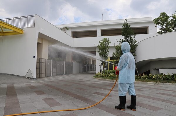 動物之家后里園區每日持續於車輛人員出入口等重點區域加強清潔消毒。圖/台中市政府提供