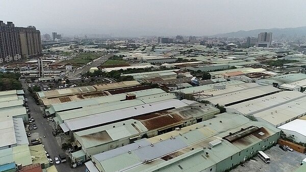 新泰塭仔圳未重劃前,工廠林立。圖/新北市地政局