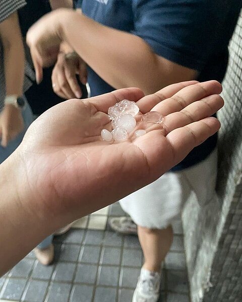 屏東縣突降冰雹,民眾嗨翻。圖/潘孟安臉書