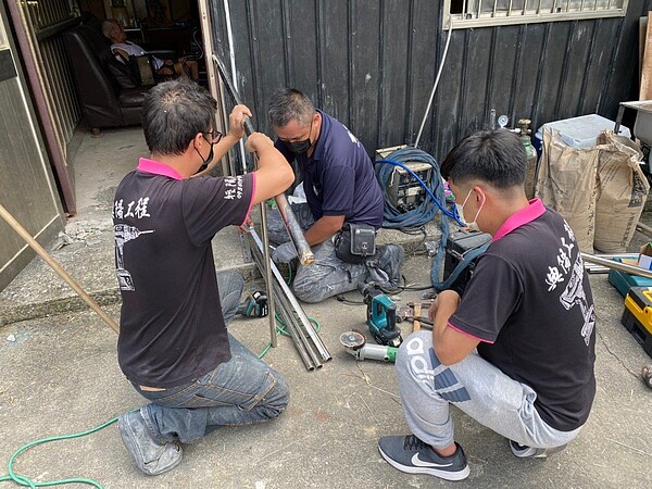 2老住鐵皮屋曾跌倒,天行者協會志工,以人力搬運修房屋改善浴室安全。圖/天行者慈善協會提供
