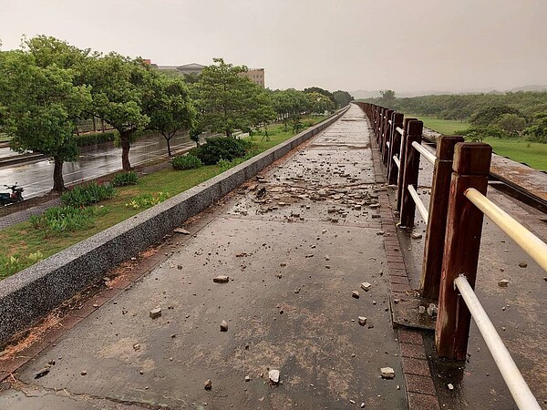 31歲劉姓男子13日傍晚在苗栗市國立苗栗農工對面堤防慢跑遭到雷擊死亡,閃電威力驚人,劉男一隻鞋子被炸開花,水泥地面碎裂一片。記者范榮達/翻攝