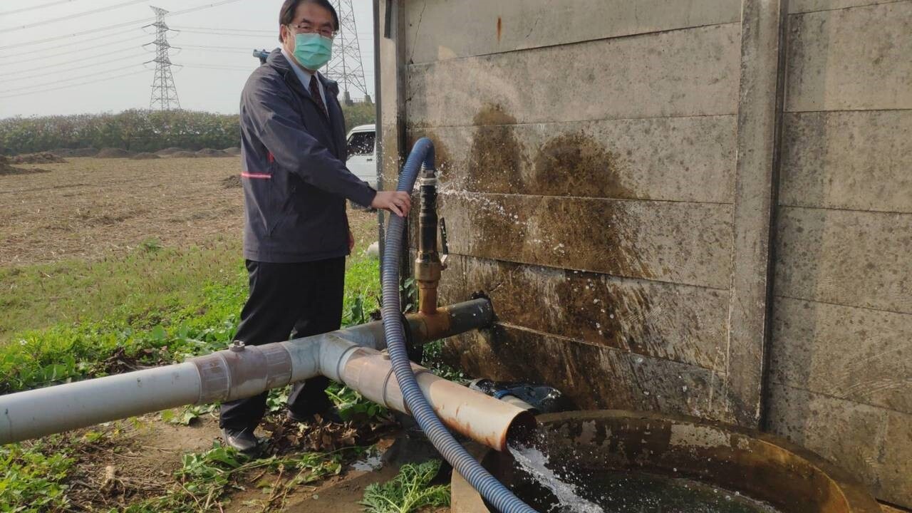 黃偉哲聽取簡報後，也打開水閥門了解抗旱井取水過程。記者謝進盛／攝影