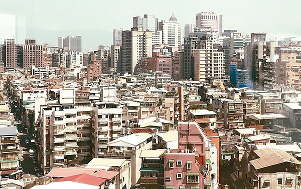 行政院院會今天將端出房地合一稅二點○草案,將短期持有定義從二年延長為五年,境內法人將比照個人課稅但排除建商,並訂定日出條款。記者林俊良/攝影