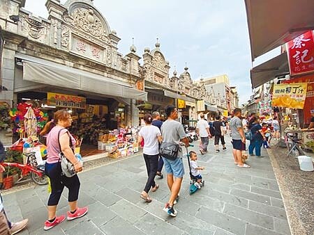 桃園為振興觀光,推出「就是愛桃園,住宿享優惠」方案,3月22日至4月30日入住桃園合法旅宿,每房每晚最高補貼1000元,每人可補助2次,周六和連假不適用,圖為大溪老街。(蔡依珍攝)