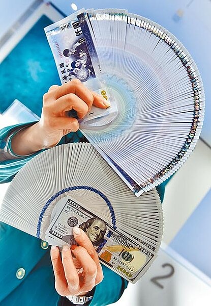 去年新台幣猛升,中央銀行大買391億美元阻升,美國匯率操縱國的三個條件全數達標,台灣有極高機率會在今年被美方列入匯率操縱國。(本報資料照片)