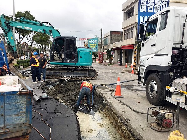 台電在蘆竹區南山路3段施工不慎挖破30公分自來水管線,自來水破管大量流失,一度造成420戶居民停水或減壓供水不便。圖/ 自來水公司二區處提供