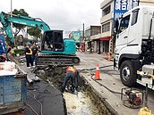 缺水偏逢台電挖破管自來水流失　桃園420戶停水