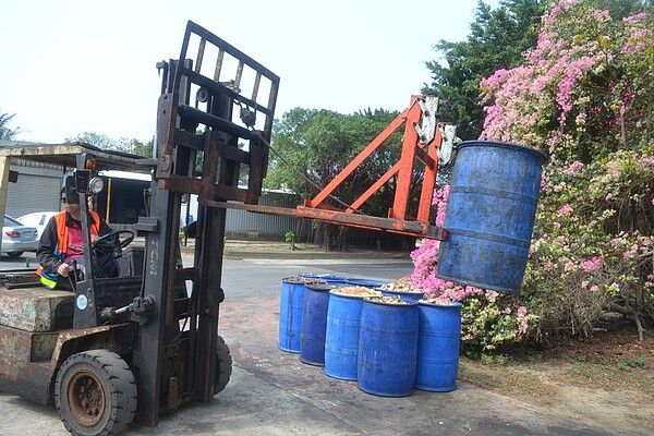 台南市環保局為提升廚餘回收量,將添購廚餘車減輕清潔隊員搬運的負擔。記者鄭惠仁/攝影
