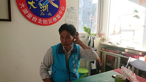 大湖里長郭坤祥受訪時認真講述施政方針。圖/徐子為攝