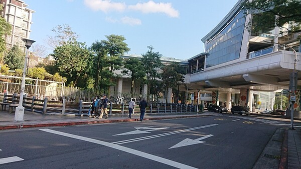 大湖里旁就設有捷運大湖公園站,假日常見旅客與居民來此休憩。圖/徐子為攝