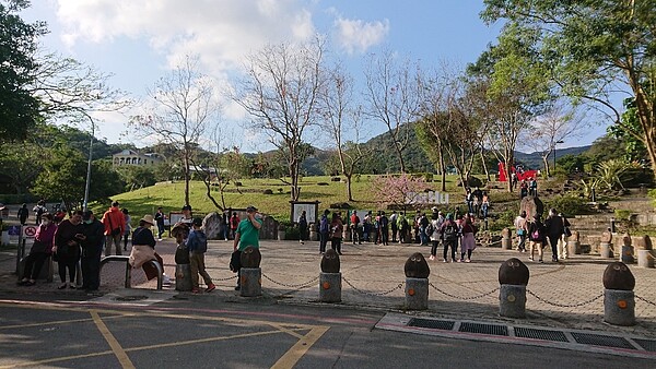 周末午後，前往大湖里內的大溝溪生態公園人潮絡繹不絕。圖／徐子為攝