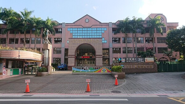 大湖里民的生活與活動中心—大湖國小。圖/徐子為攝