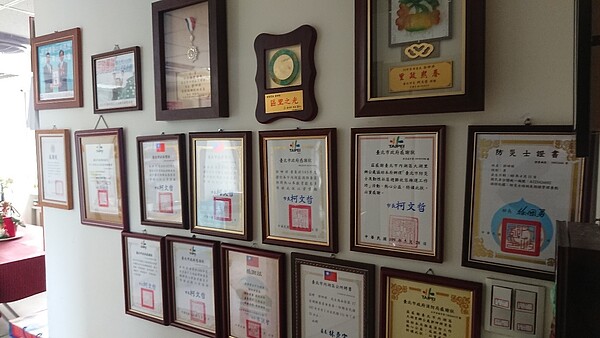 郭坤祥里長施政獲市府肯定,獎狀布滿整個牆面。圖/徐子為攝