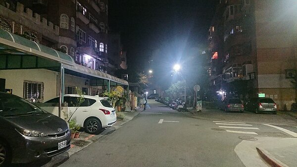 康寧里內社區間的巷弄道路燈火明亮，環境整潔。圖／徐子為攝